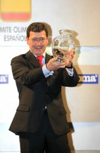 D. César Rico recogiendo el galardón