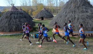 Atletas africanos en la padada edición del Cross de Atapuerca