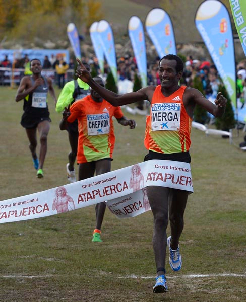 Imane Merga entrando vencedor en meta