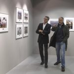 Miguel Angel de los Mozos y personalidad viendo la exposición