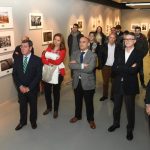 Asistentes escuchado la inauguración de la exposición