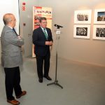 Don César Rico hablando con micrófono