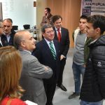 Autoridades políticas y personalidades deportivas charlando