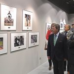 Don César Rico viendo los cuadros